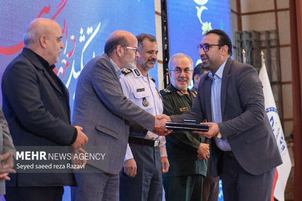 مراسم چهل و سومین سالگرد جهاد دانشگاهی و تقدیر از جهادگران نمونه کشوری با حضور روح الله دهقانی فیروزآبادی معاون علمی، فناوری و اقتصاد دانش بنیان رئیس جمهور، حسن مسلمی نائینی رئیس جهاد دانشگاهی شامگاه امروز دوشنبه ۱۶ مرداد ماه ۱۴۰۲ در سالن همایش‌های پژوهشگاه رویان جهاد دانشگاهی برگزار شد