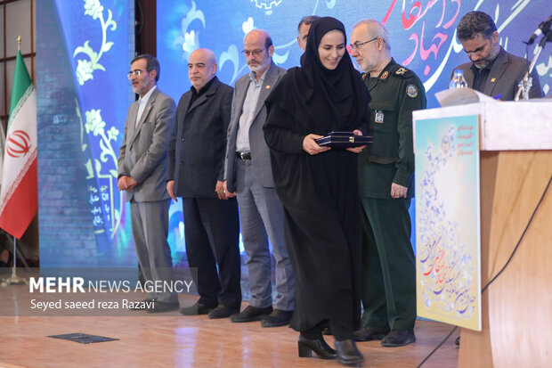 مراسم چهل و سومین سالگرد جهاد دانشگاهی و تقدیر از جهادگران نمونه کشوری با حضور روح الله دهقانی فیروزآبادی معاون علمی، فناوری و اقتصاد دانش بنیان رئیس جمهور، حسن مسلمی نائینی رئیس جهاد دانشگاهی شامگاه امروز دوشنبه ۱۶ مرداد ماه ۱۴۰۲ در سالن همایش‌های پژوهشگاه رویان جهاد دانشگاهی برگزار شد